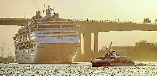 The Sun Princess arrives in Brisbane. The Sun Princess arrives in Brisbane.